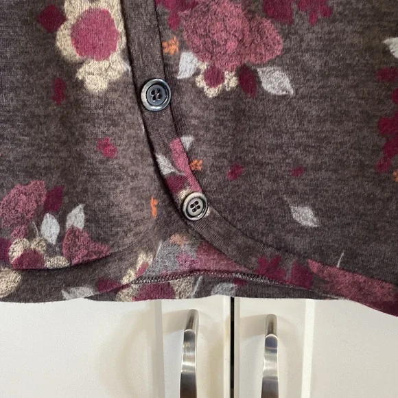 🤩3 for $15 SALE🤩 Maurices Gray Floral Print Top - Picture 3 of 7